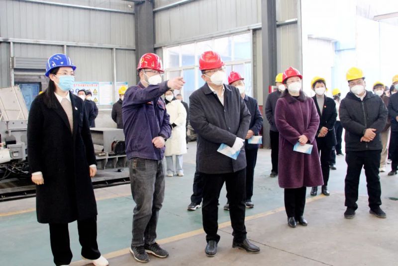 馬村區(qū)委書記師少輝，區(qū)委副書記、區(qū)長王婕等人到演風公司進行調研